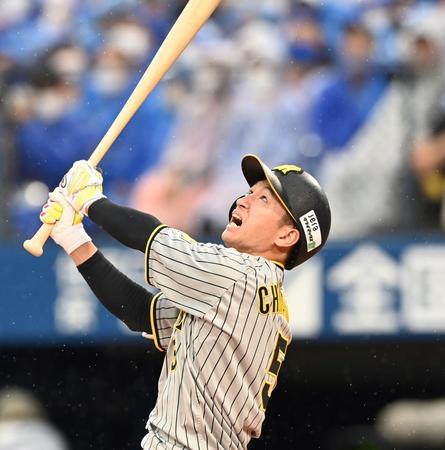 　７回、好機に三邪飛に倒れる近本（撮影・飯室逸平）