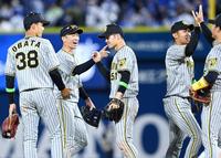 　決勝打を放った近本（左から２人目）は中野（中央）らナインと喜び合う（撮影・田中太一）