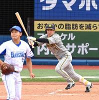 　５回、今永（手前）から先制の２点タイムリーを放つ近本（撮影・飯室逸平）