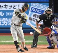 　９回、右前打を放つ中野（撮影・飯室逸平）