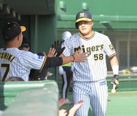 　６回、ソロを放ち、ナインとタッチを交わす前川（撮影・高部洋祐）