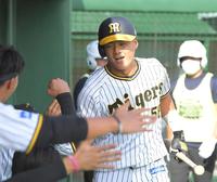 　６回、ソロを放ち、ナインとタッチを交わす前川（撮影・高部洋祐）