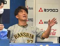 　５回終了後、ベンチで悔しそうな表情を見せる伊藤将（撮影・堀内翔）