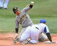 　１回、安打を放った近本は二塁を狙うもアウトとなる（撮影・田中太一）