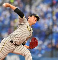 　好リリーフを見せる西純（撮影・飯室逸平）