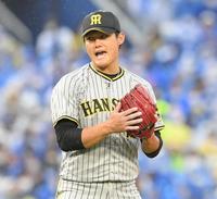 　６回を投げ終えてグラブをたたく西純（撮影・堀内翔）