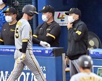 　７回、近本（手前）が三邪飛に倒れ、厳しい表情の矢野監督