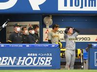 　７回、好機で大山が中飛に倒れる。ベンチの矢野監督、近本（右端）＝撮影・堀内翔