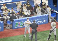 　８回表終了後、選手交代を告げる矢野監督（撮影・棚橋慶太）