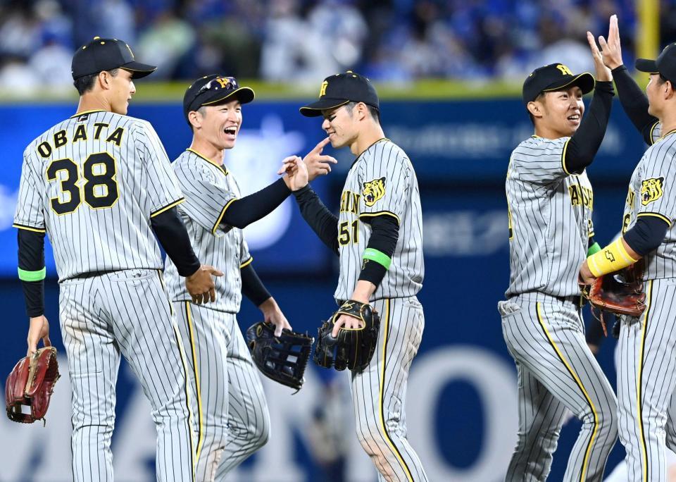 　決勝打を放った近本（左から２人目）は中野（中央）らナインと喜び合う（撮影・田中太一）