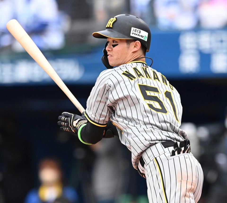 　５回、安打を放つ中野