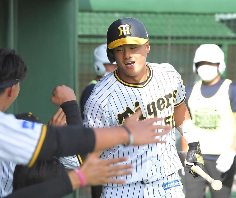 　６回、ソロを放ち、ナインとタッチを交わす前川（撮影・高部洋祐）