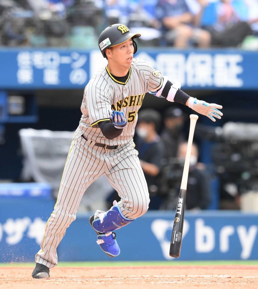 　５回、右前打を放つ青柳（撮影・堀内翔）