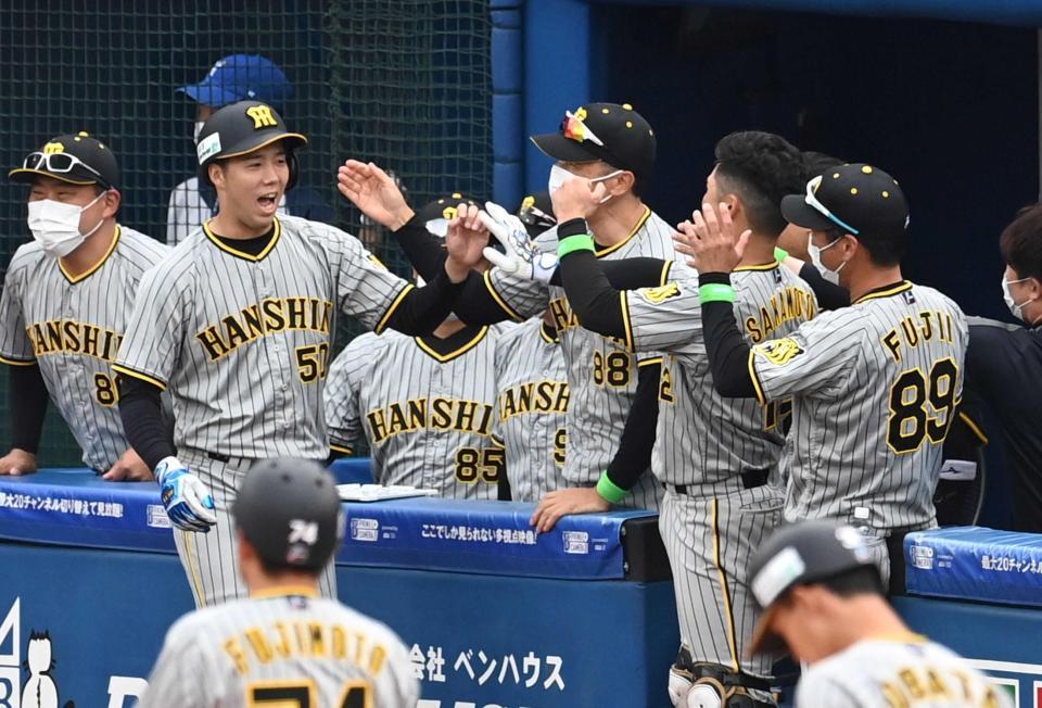 　５回、先制に沸く青柳ら阪神ナイン（撮影・飯室逸平）