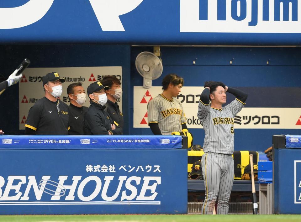 　７回、好機で大山が中飛に倒れる。ベンチの矢野監督、近本（右端）＝撮影・堀内翔