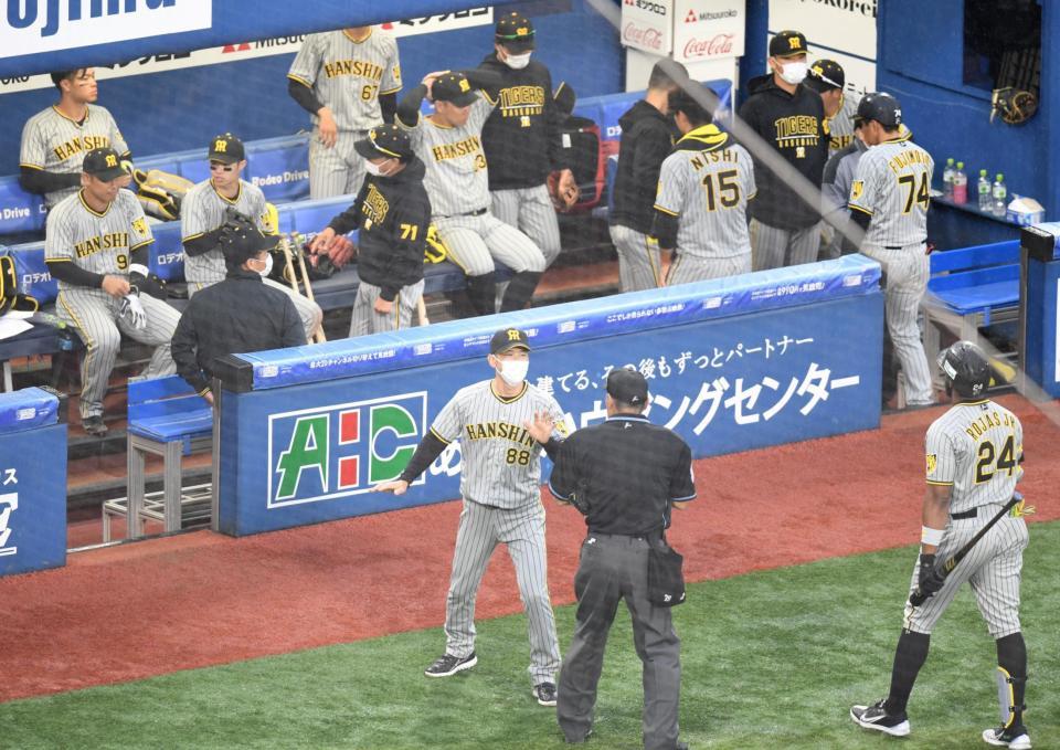 　８回表終了後、選手交代を告げる矢野監督（撮影・棚橋慶太）