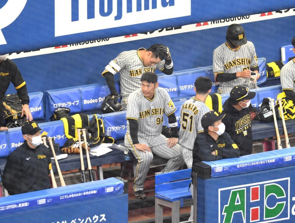 　８回、空振り三振に倒れベンチで悔しさをあらわにする佐藤輝（後方中央）＝撮影・棚橋慶太