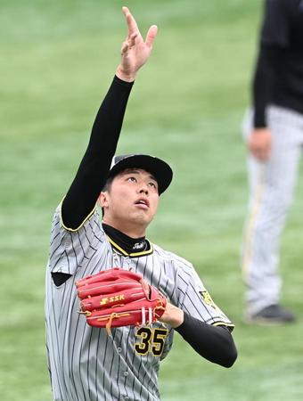 　キャッチボールで調整する才木（撮影・田中太一）