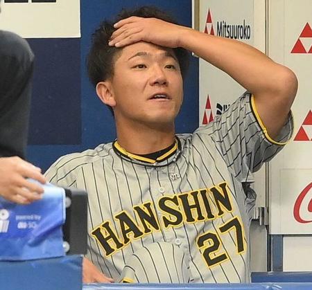 　５回終了後、ベンチで悔しそうな表情を見せる伊藤将（撮影・堀内翔）