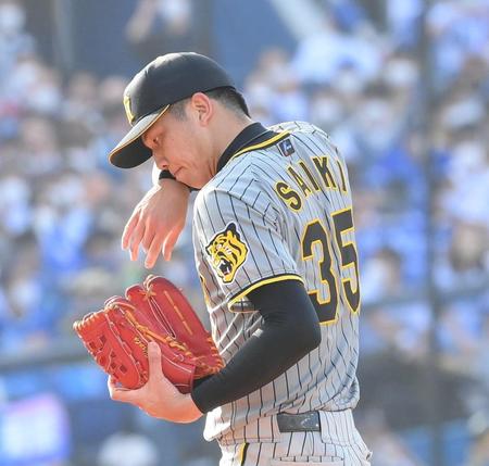　３回、追加点を許して汗を拭う才木（撮影・堀内翔）
