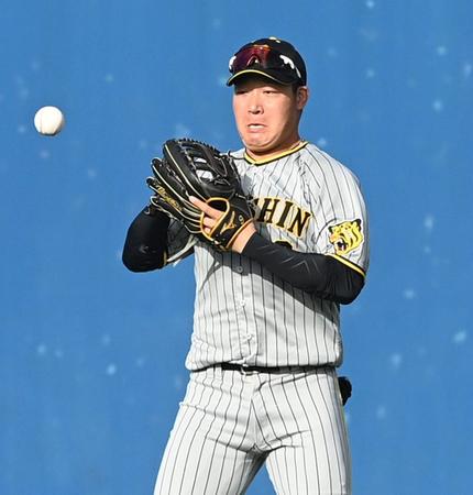 　３回、打球をファンブルしピンチを広げる大山（撮影・田中太一）