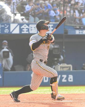 　４回、佐藤輝がソロを放つ（撮影・堀内翔）