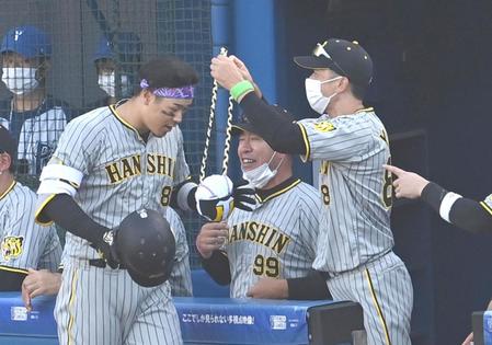 　４回、佐藤輝のメダルをかける矢野監督（撮影・飯室逸平）