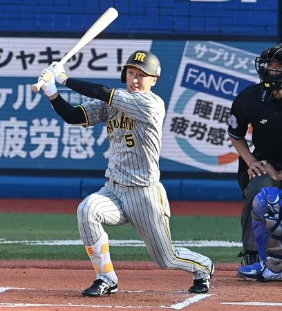 　６回、同点タイムリー二塁打を放つ近本（撮影・飯室逸平）