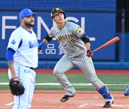 　７回、エスコバーから二塁打を放つ西純（撮影・飯室逸平）