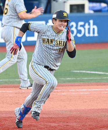 　７回、二塁打を放ち二塁へ激走する西純（撮影・飯室逸平）