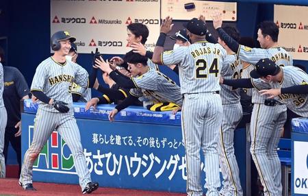 　６回、勝ち越しに笑顔でタッチを交わす近本ら阪神ナイン（撮影・飯室逸平）