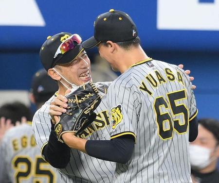 　試合後、湯浅を祝福する矢野監督（撮影・堀内翔）