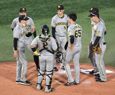 　９回、満塁のピンチにマウンドに行き湯浅（右から３人目）らにげきを飛ばす矢野監督（左端）＝撮影・棚橋慶太