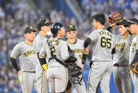 　９回、マウンドで湯浅に声をかける矢野監督（撮影・堀内翔）