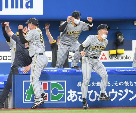 　ＤｅＮＡに勝利してガッツポーズをする原口（撮影・堀内翔）