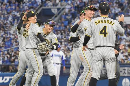　ＣＳファイナル進出を決め、湯浅（左手前）と抱き合って喜び合う佐藤輝（撮影・田中太一）