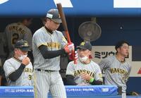 　３回、攻撃前の矢野監督（中央）。打席に向かう才木（撮影・堀内翔）