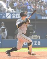 　４回、佐藤輝がソロを放つ（撮影・堀内翔）