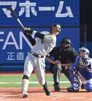 　４回、追撃のソロを放つ佐藤輝（撮影・飯室逸平）