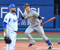 　７回、エスコバーから二塁打を放つ西純（撮影・飯室逸平）