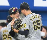 　試合後、湯浅を祝福する矢野監督（撮影・堀内翔）