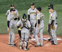 　９回、満塁のピンチにマウンドに行き湯浅（右から３人目）らにげきを飛ばす矢野監督（左端）＝撮影・棚橋慶太