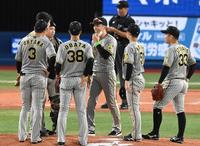 　９回、自らマウンドに出向き、笑顔で声をかける矢野監督（撮影・飯室逸平）