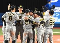 　ＣＳ１ステージ突破を決め、歓喜する阪神ナイン（撮影・飯室逸平）