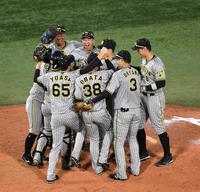 　ＣＳファイナル進出を決め喜びを爆発させる近本（後方中央）ら阪神ナイン（撮影・棚橋慶太）