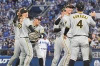 　ＣＳファイナル進出を決め、湯浅（左手前）と抱き合って喜び合う佐藤輝（撮影・田中太一）