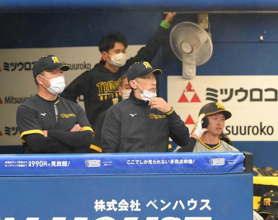 　７回、好機で近本（右）が三邪飛に倒れてベンチで肩を落とす矢野監督