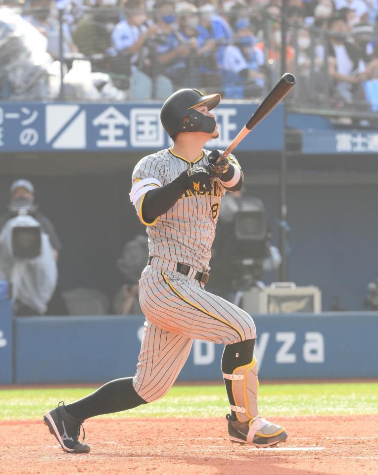 　４回、佐藤輝がソロを放つ（撮影・堀内翔）