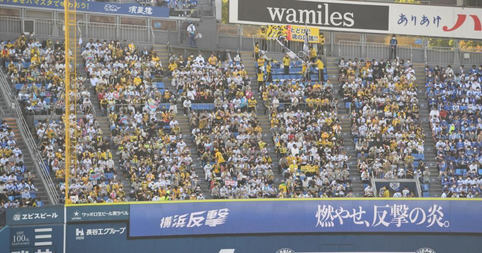 　声を出して応援する阪神ファン