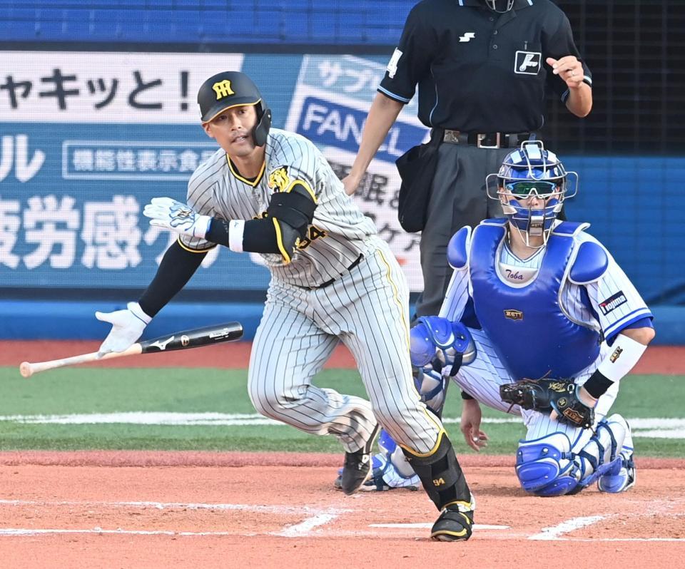 　６回、勝ち越しタイムリーを放つ原口（撮影・飯室逸平）